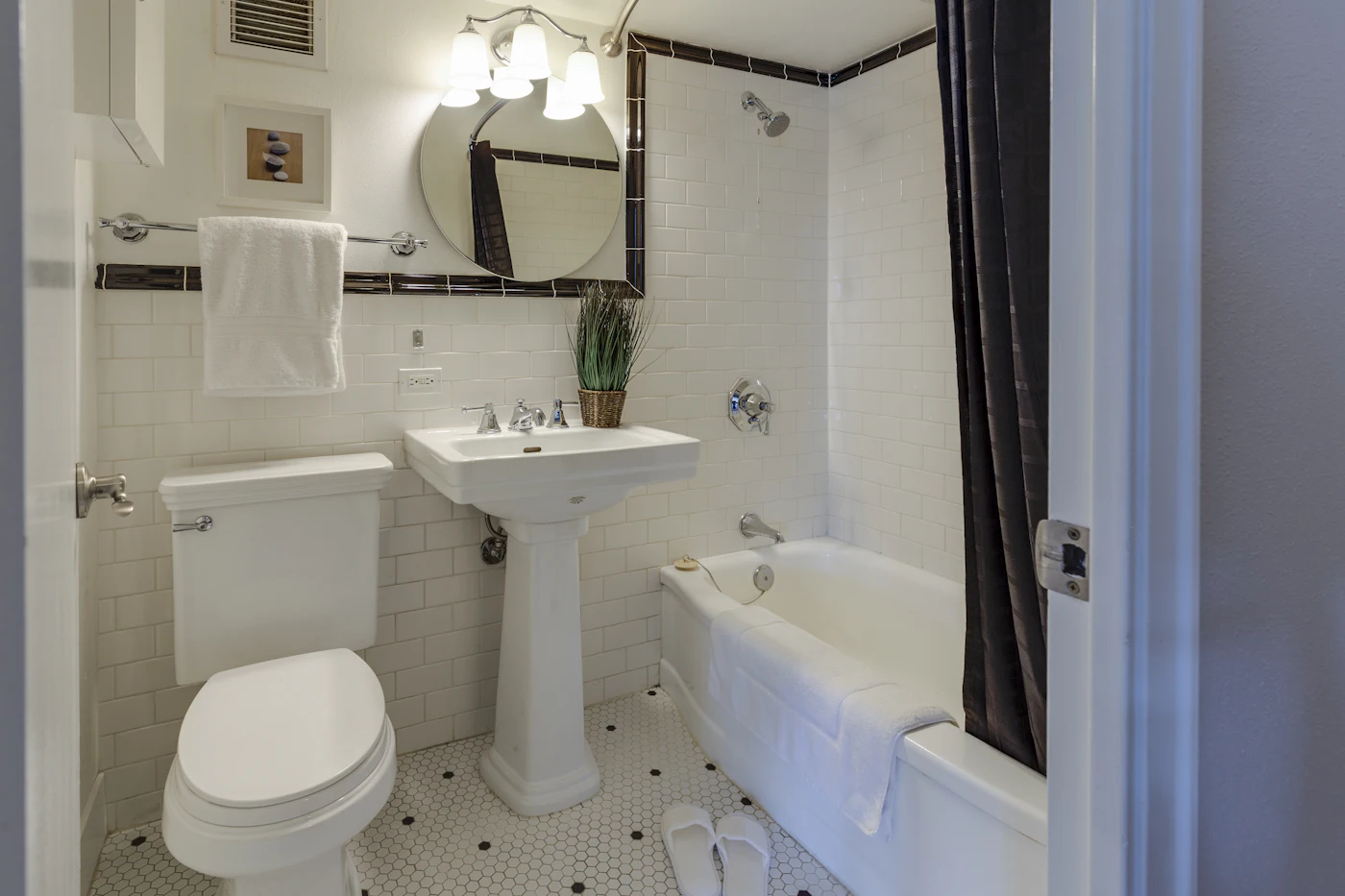 Salle de bain avec baignoire