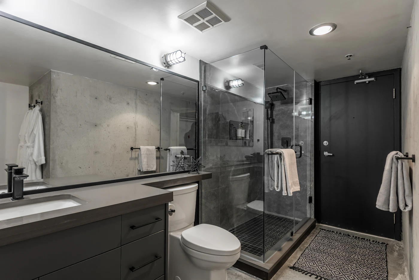 Salle de bain avec douche vitrée