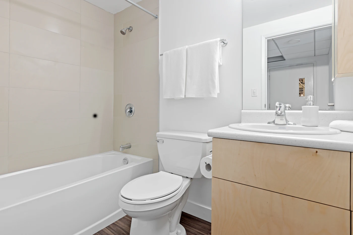 Salle de bain avec baignoire