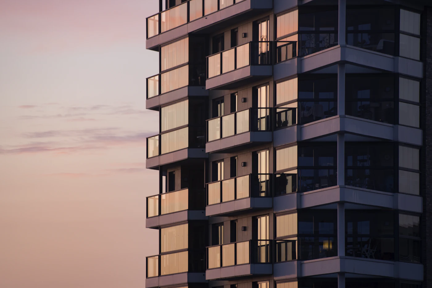 Façade de l'immeuble et ses balcons vitrés