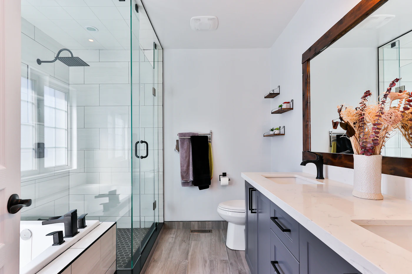 Salle de bain avec douche vitrée